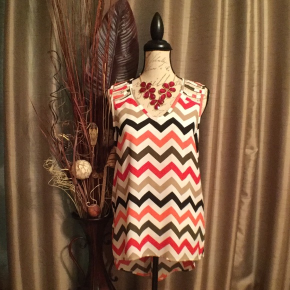 Tops - NEW Beautiful V-Neck Multicolored Dress Top